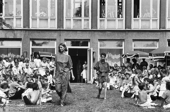 Fashion Show at the College of Art in Berlin/Weißensee (1985)